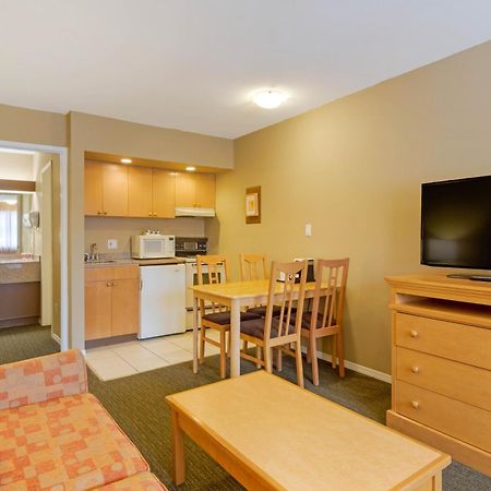 Econo Lodge Inn & Suites North Vancouver Bagian luar foto