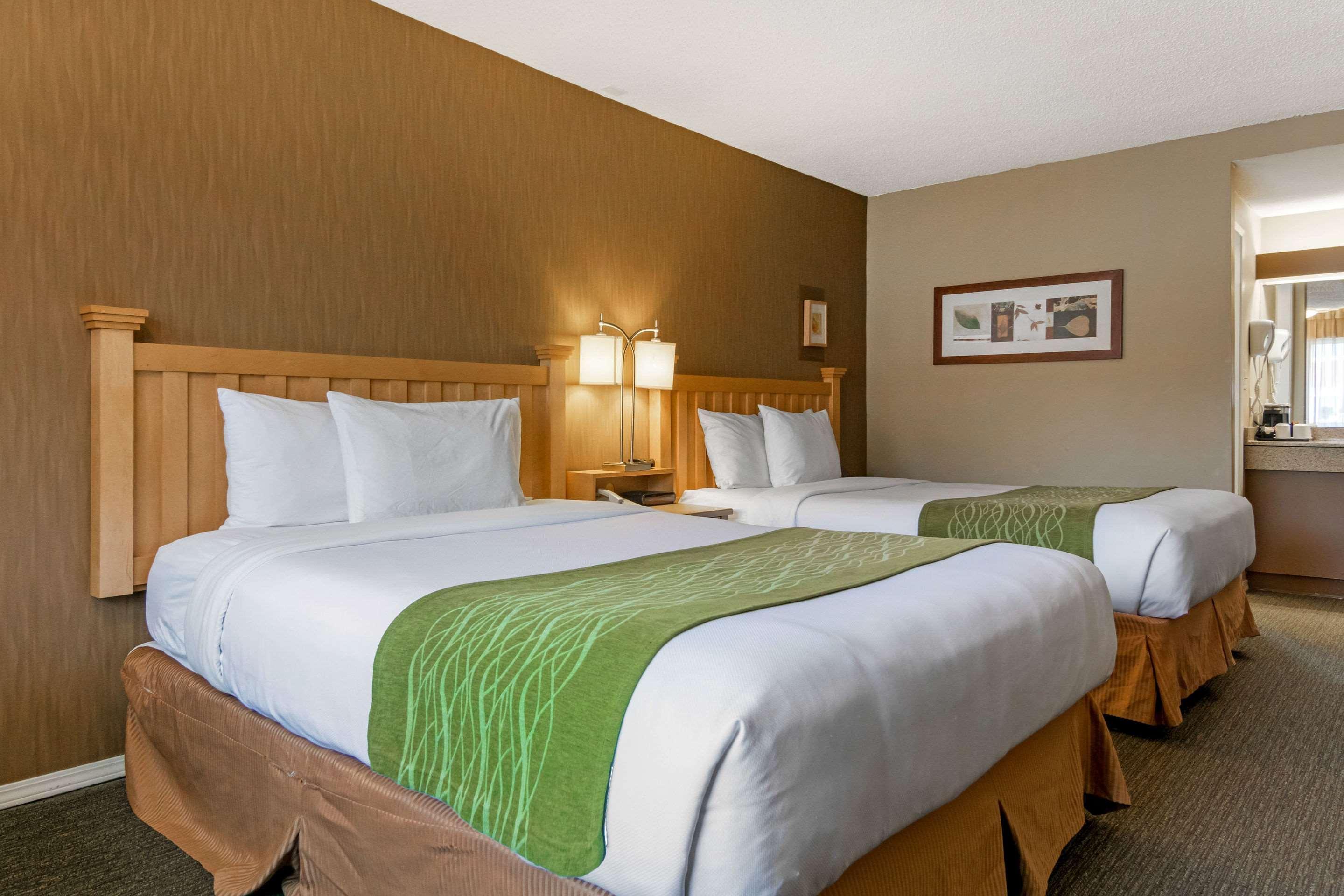 Econo Lodge Inn & Suites North Vancouver Bagian luar foto