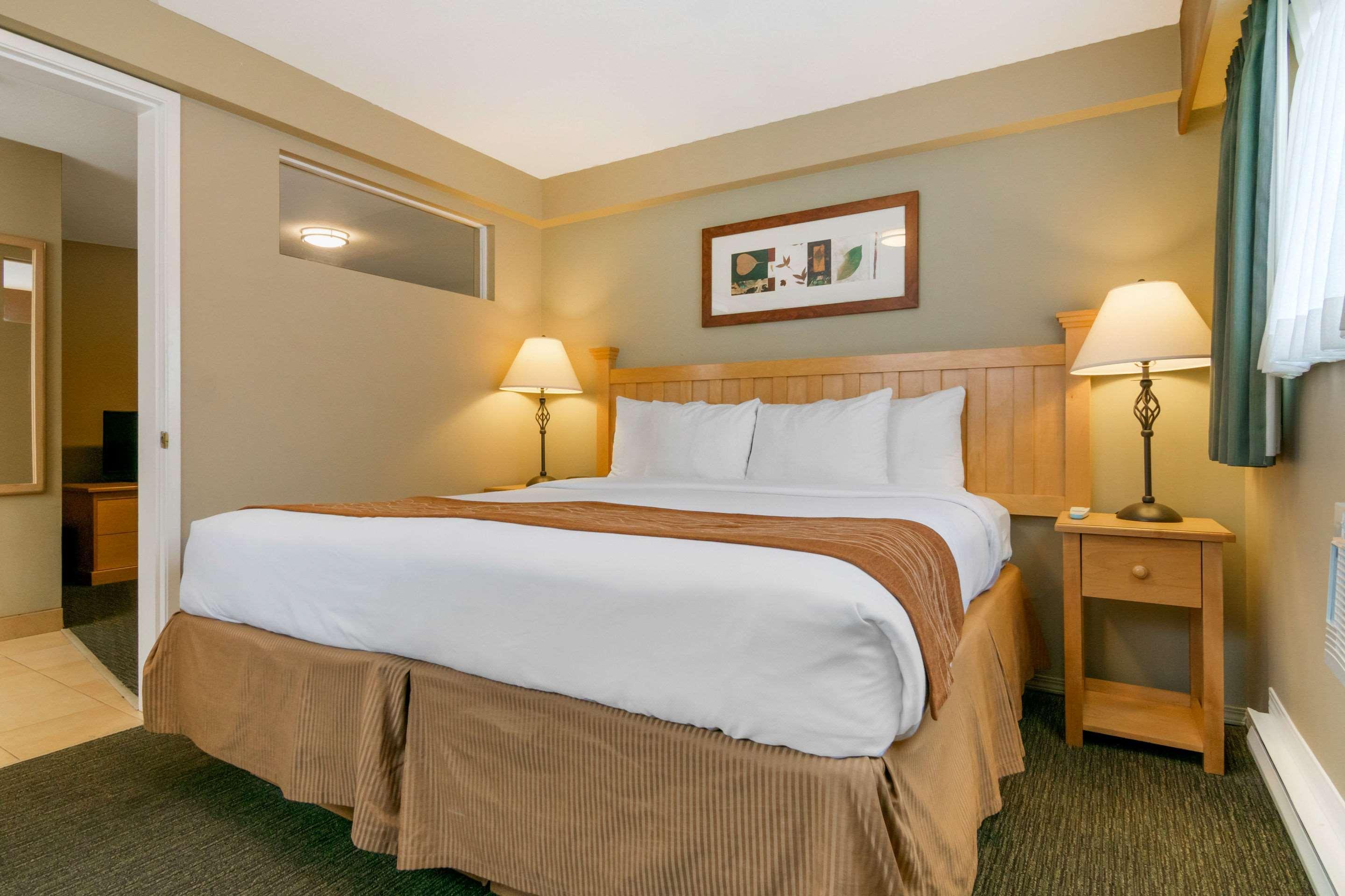 Econo Lodge Inn & Suites North Vancouver Bagian luar foto
