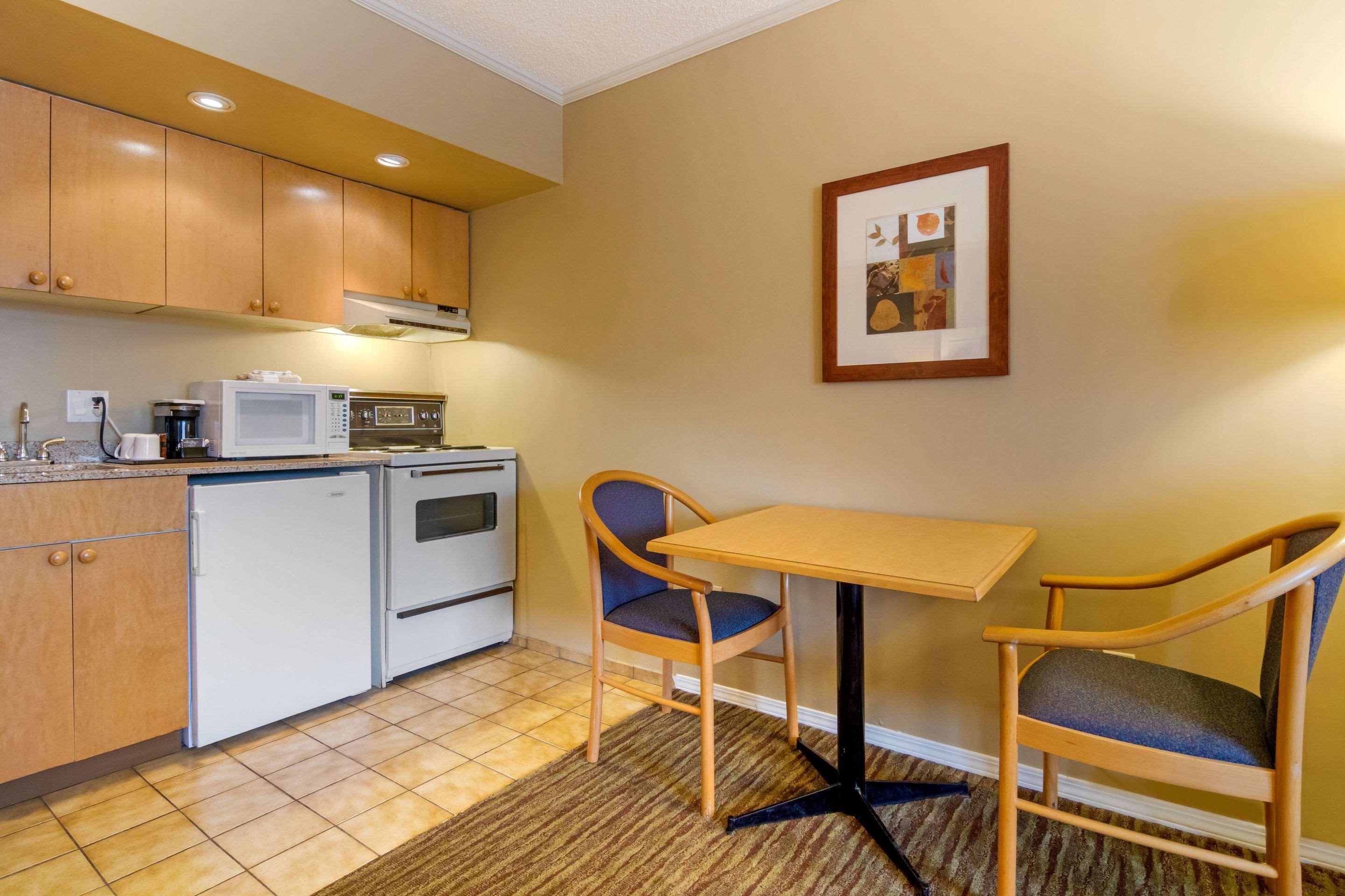Econo Lodge Inn & Suites North Vancouver Bagian luar foto