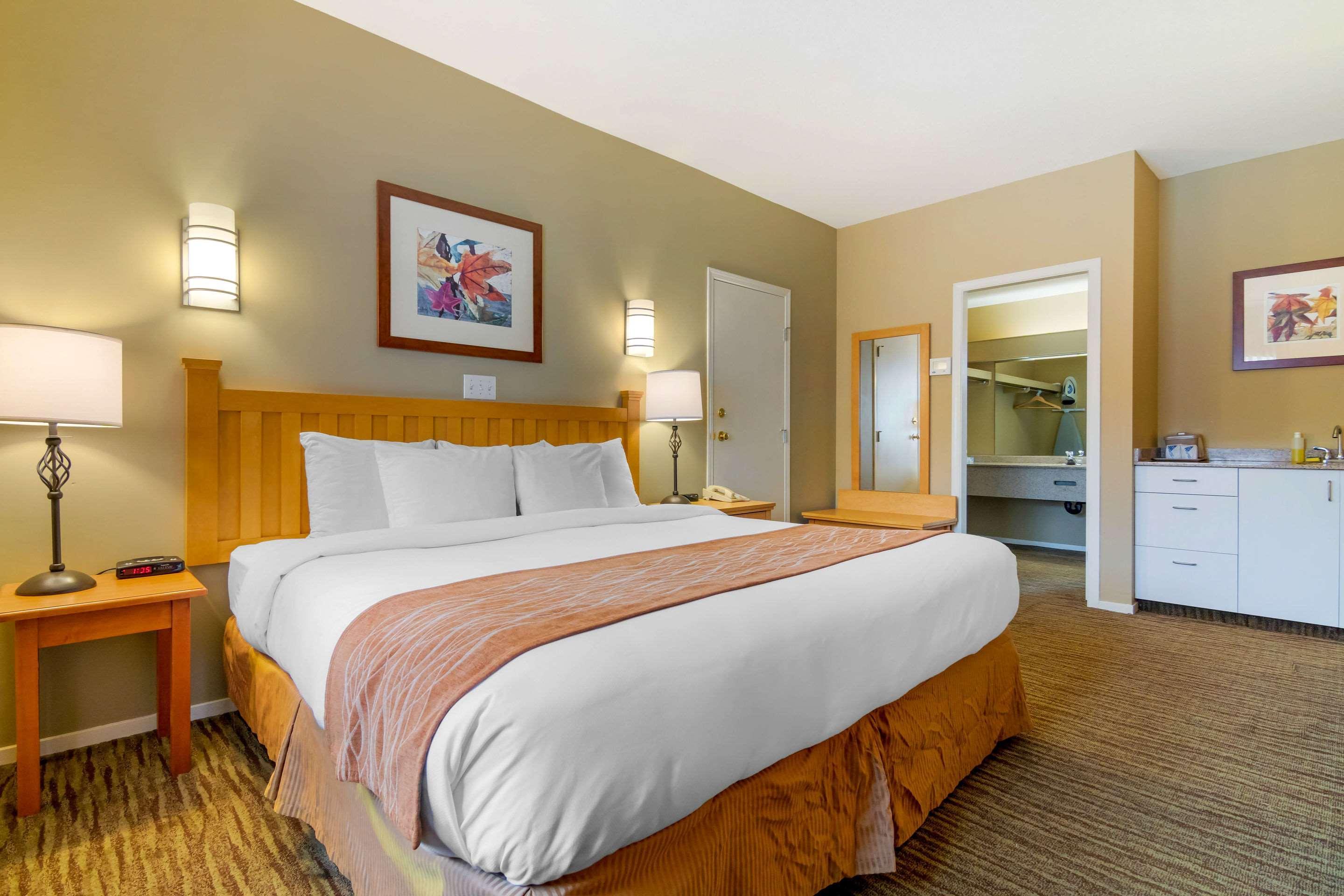 Econo Lodge Inn & Suites North Vancouver Bagian luar foto