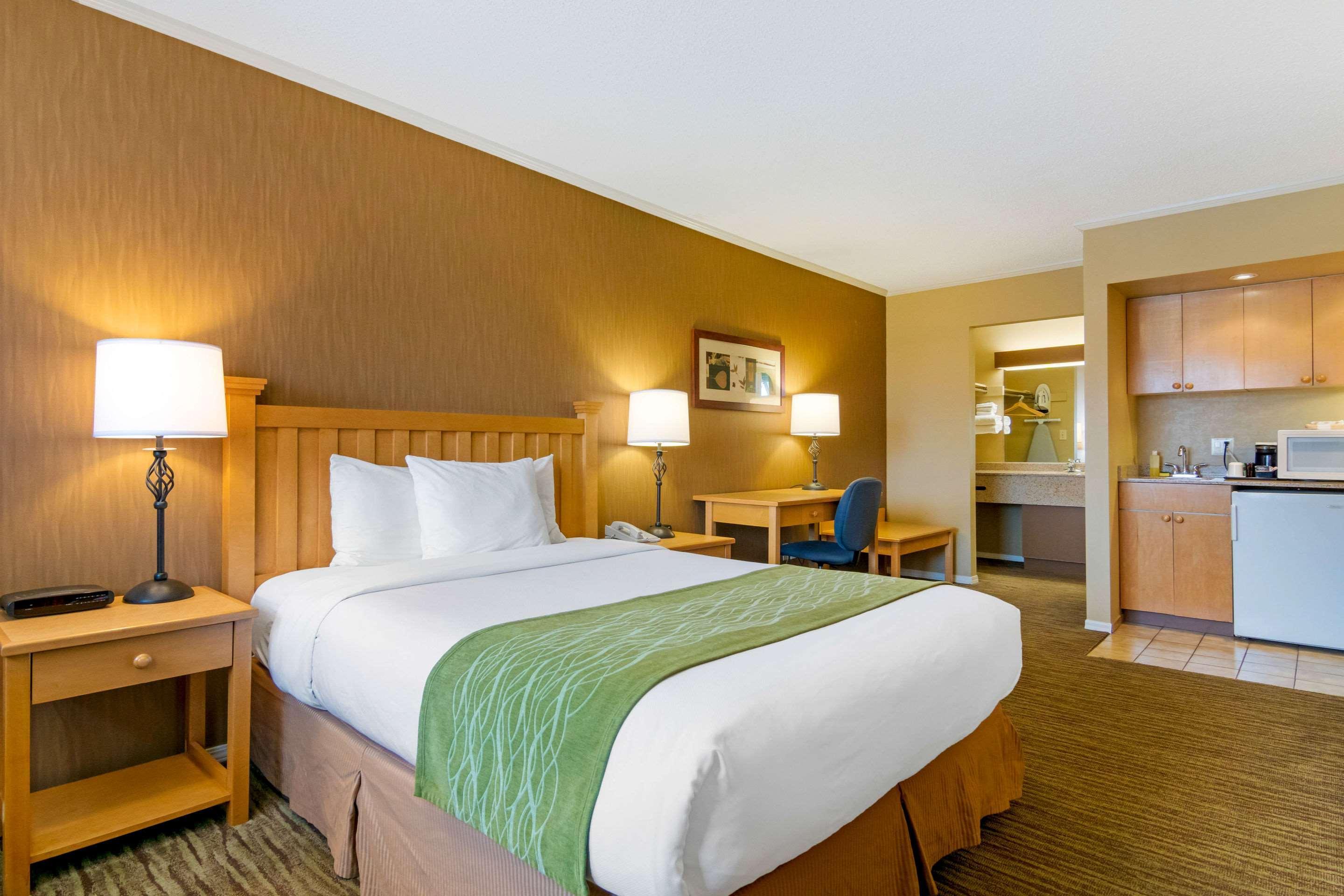 Econo Lodge Inn & Suites North Vancouver Bagian luar foto