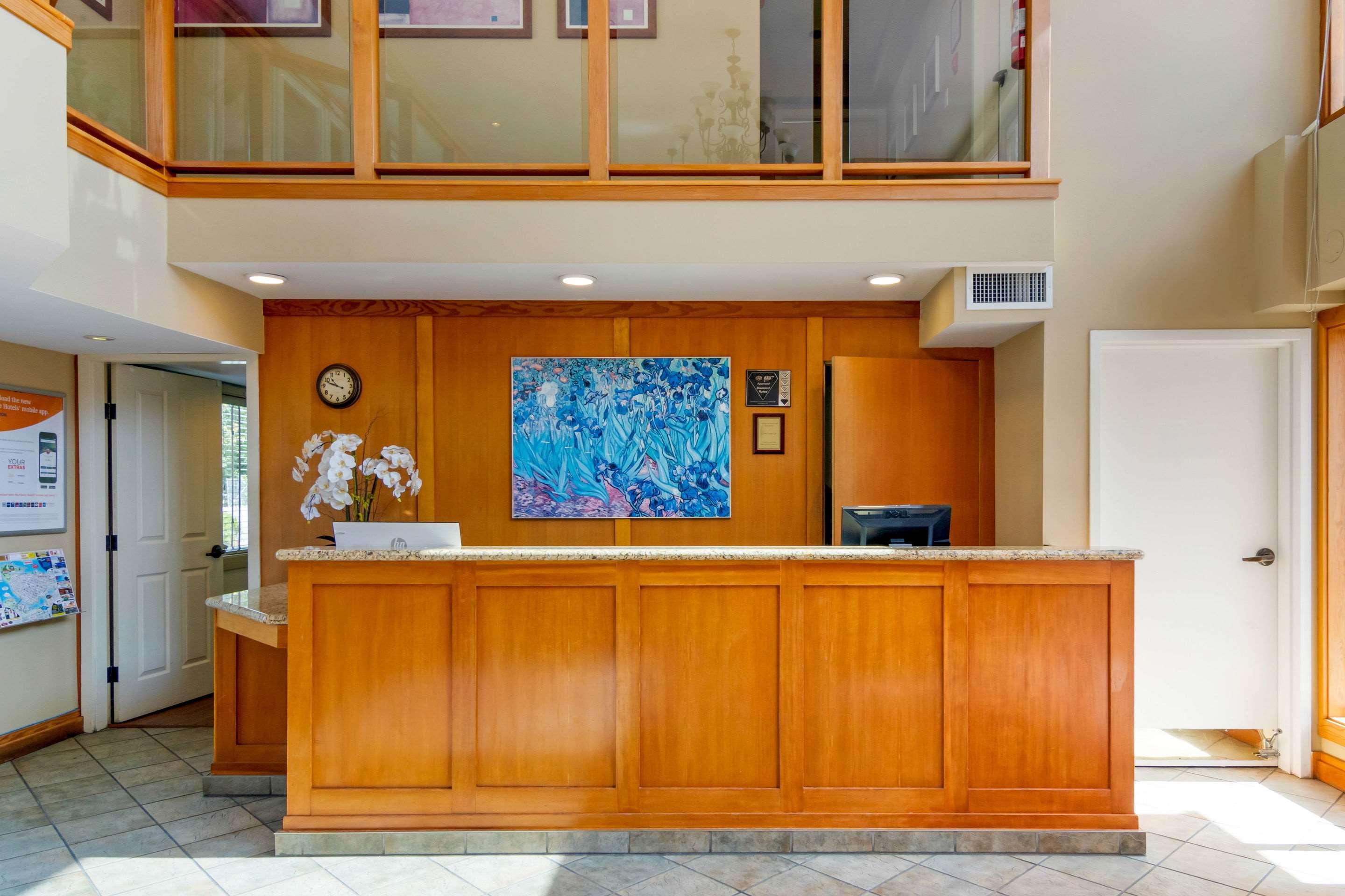 Econo Lodge Inn & Suites North Vancouver Bagian luar foto