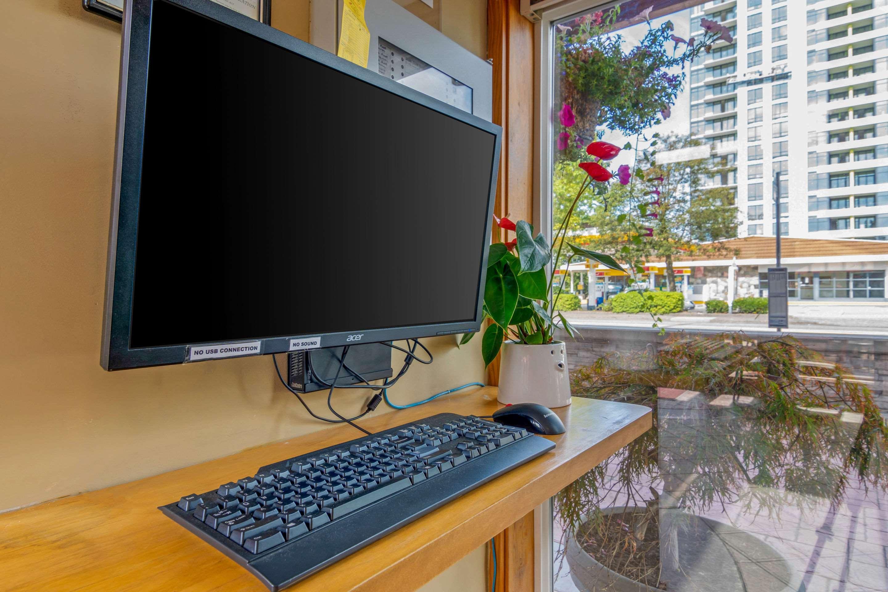 Econo Lodge Inn & Suites North Vancouver Bagian luar foto