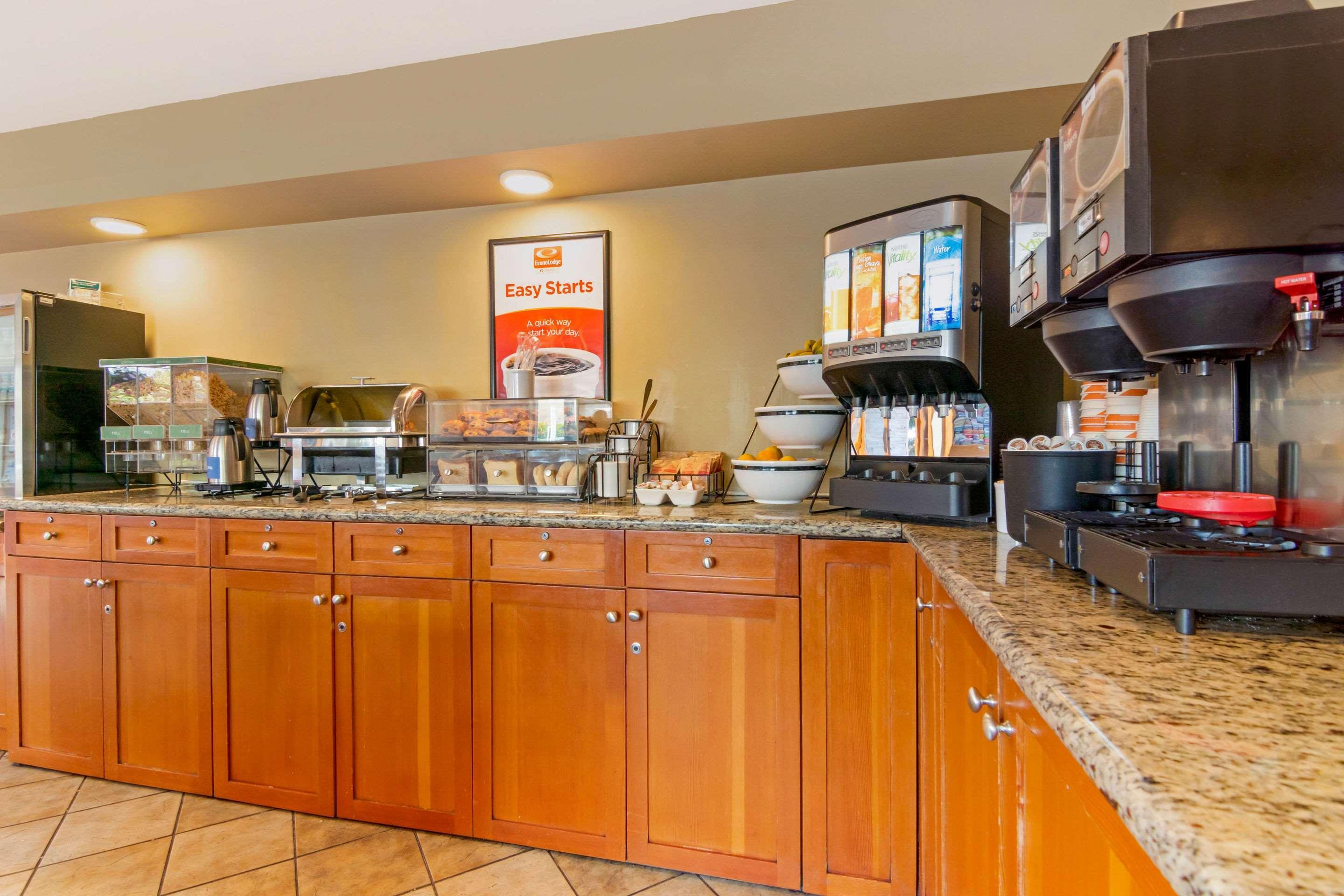 Econo Lodge Inn & Suites North Vancouver Bagian luar foto