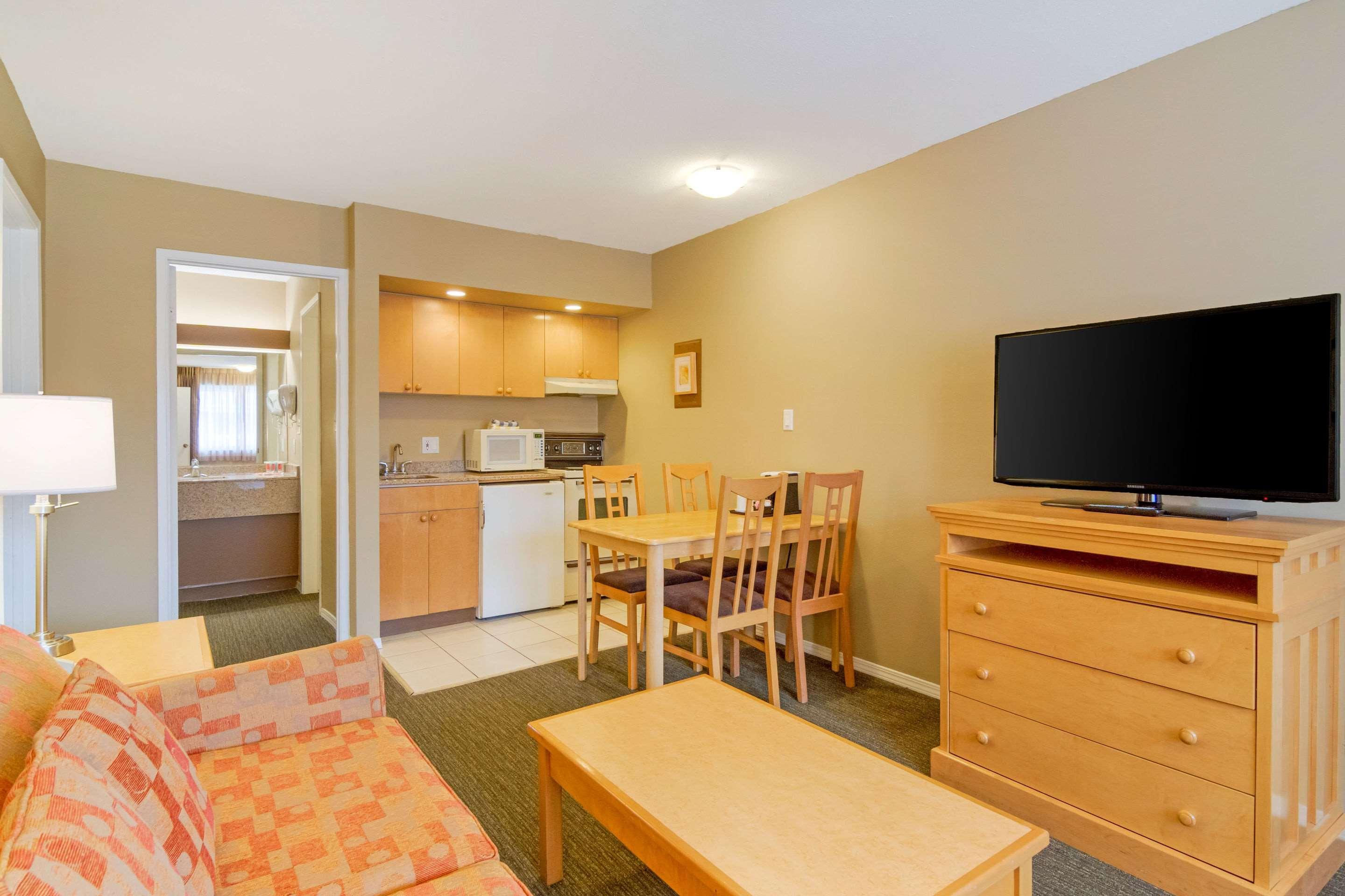 Econo Lodge Inn & Suites North Vancouver Bagian luar foto