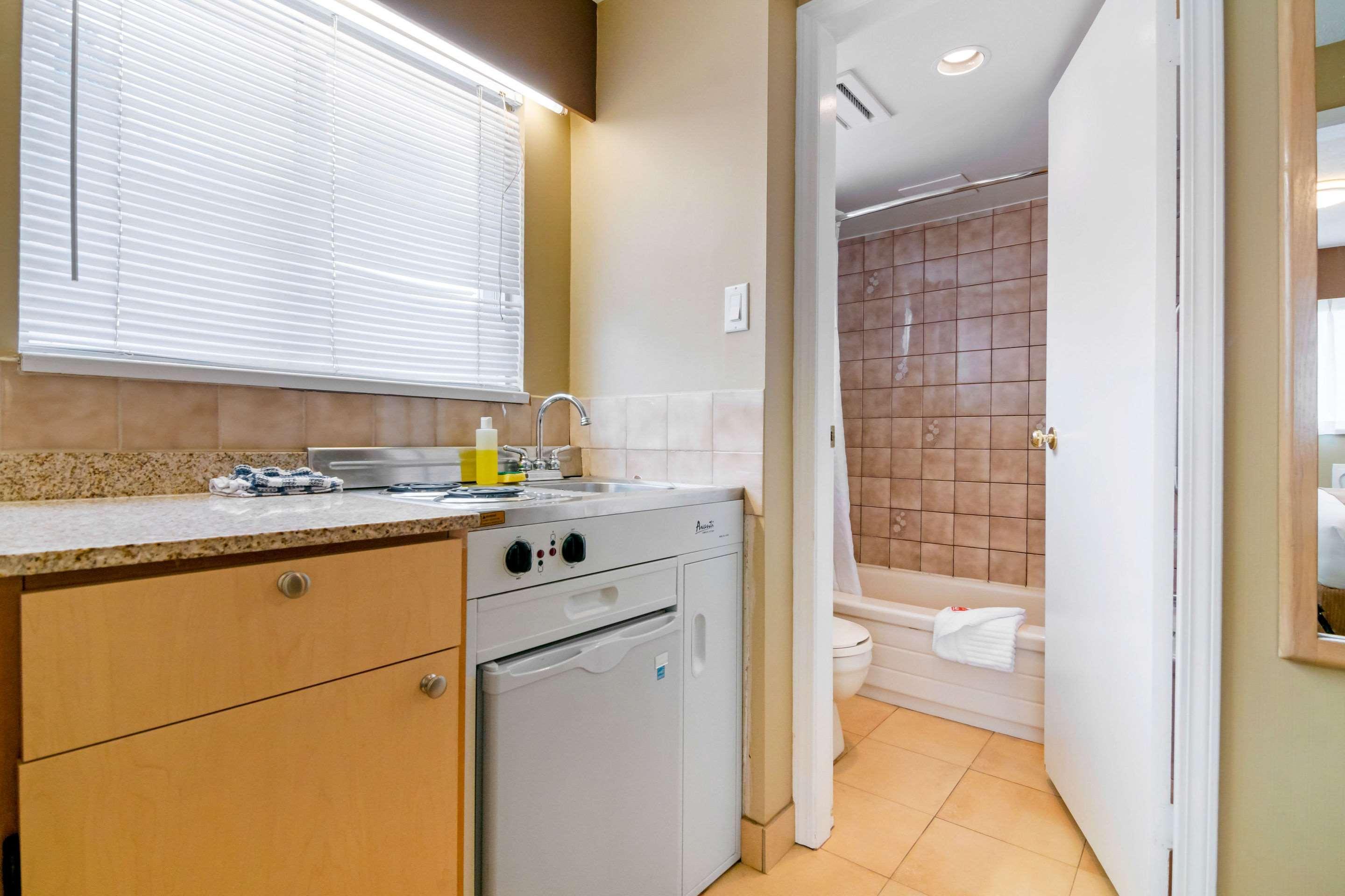 Econo Lodge Inn & Suites North Vancouver Bagian luar foto
