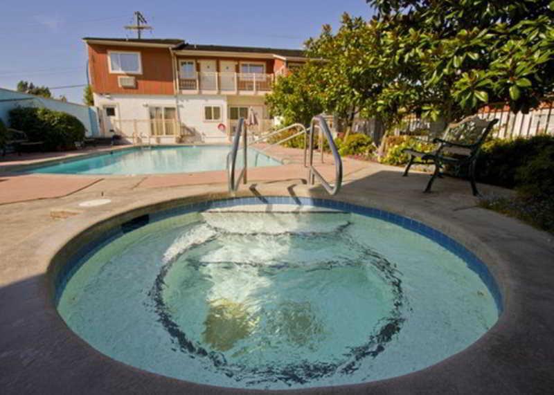 Econo Lodge Inn & Suites North Vancouver Bagian luar foto