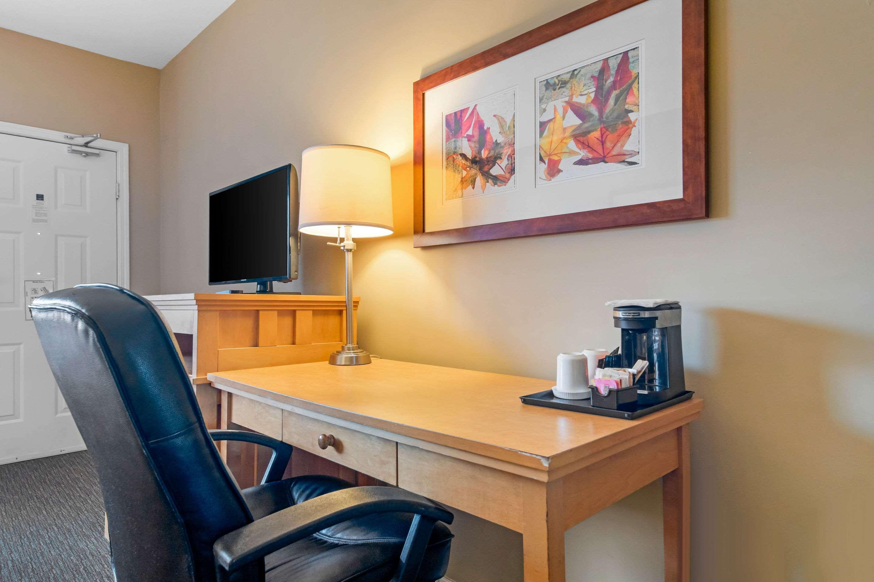 Econo Lodge Inn & Suites North Vancouver Bagian luar foto