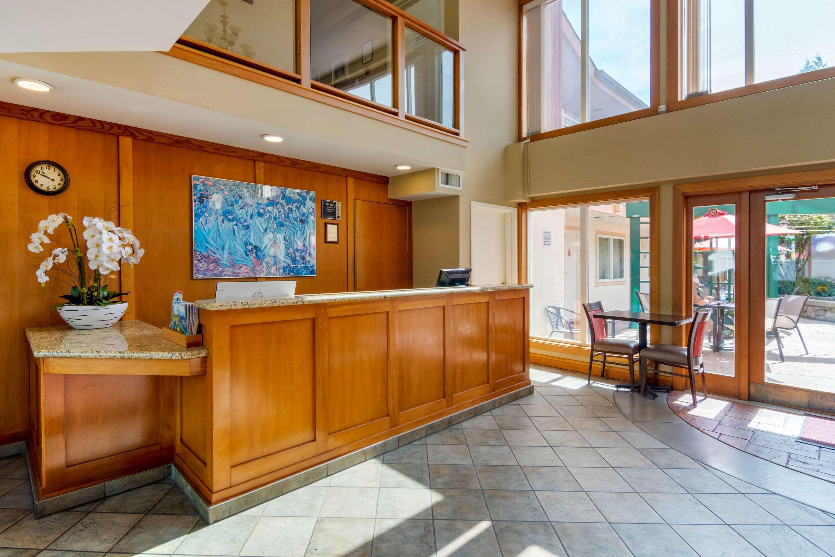 Econo Lodge Inn & Suites North Vancouver Bagian luar foto