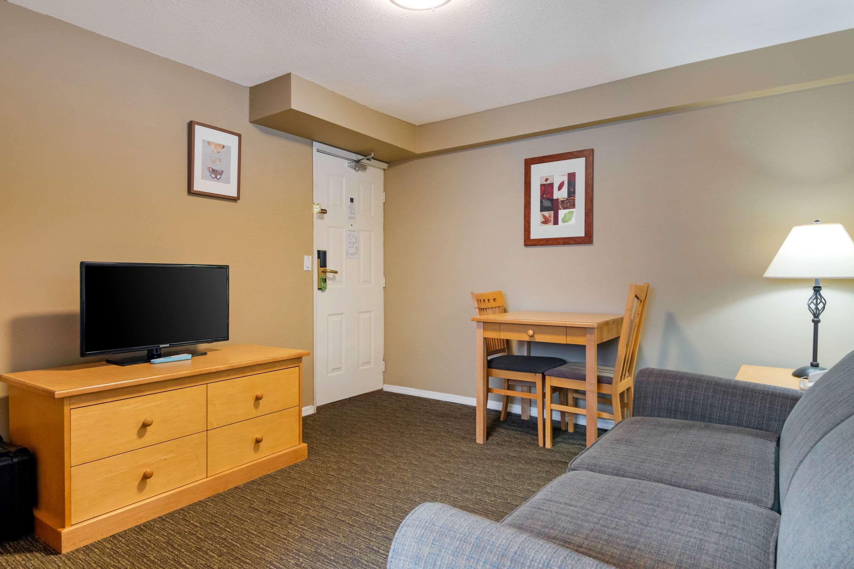 Econo Lodge Inn & Suites North Vancouver Bagian luar foto