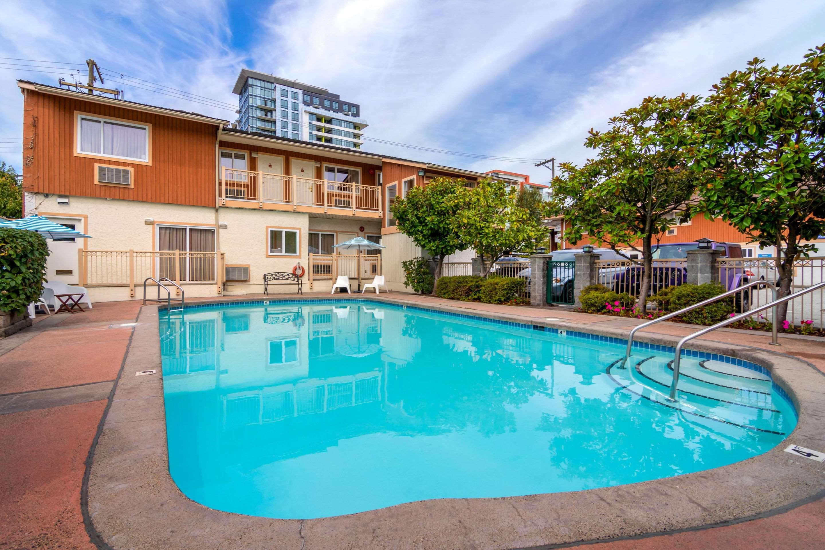 Econo Lodge Inn & Suites North Vancouver Bagian luar foto