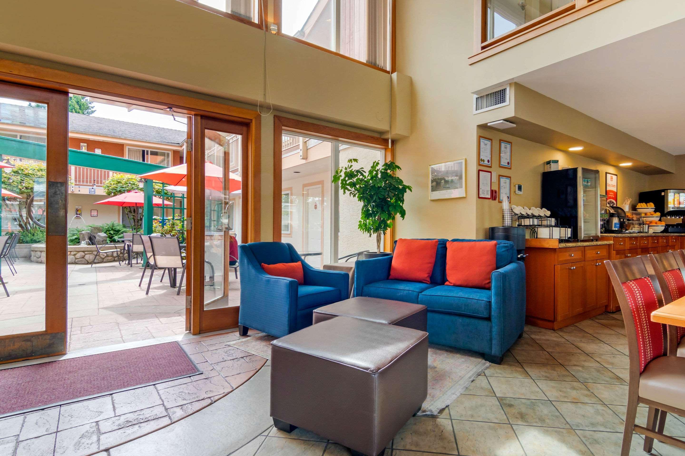 Econo Lodge Inn & Suites North Vancouver Bagian luar foto
