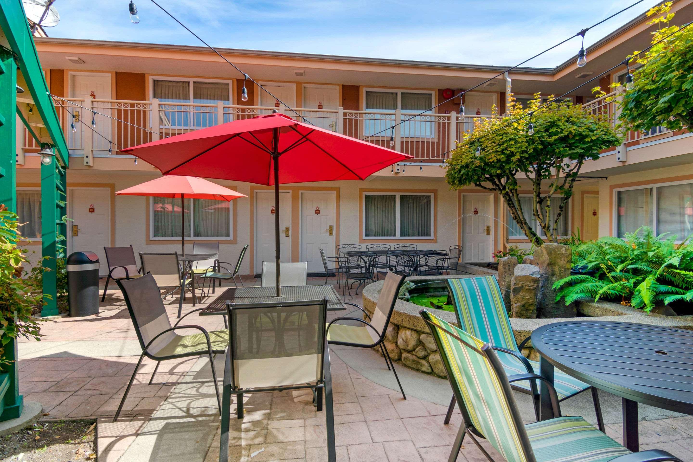 Econo Lodge Inn & Suites North Vancouver Bagian luar foto