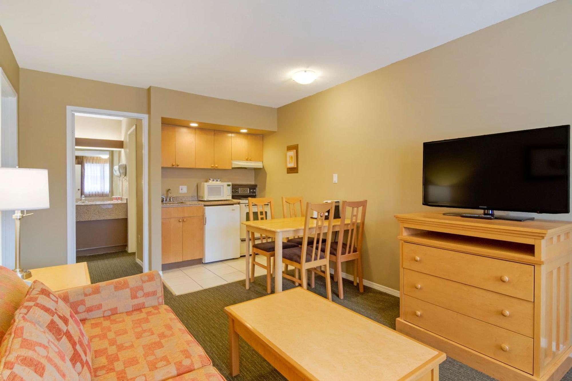 Econo Lodge Inn & Suites North Vancouver Bagian luar foto