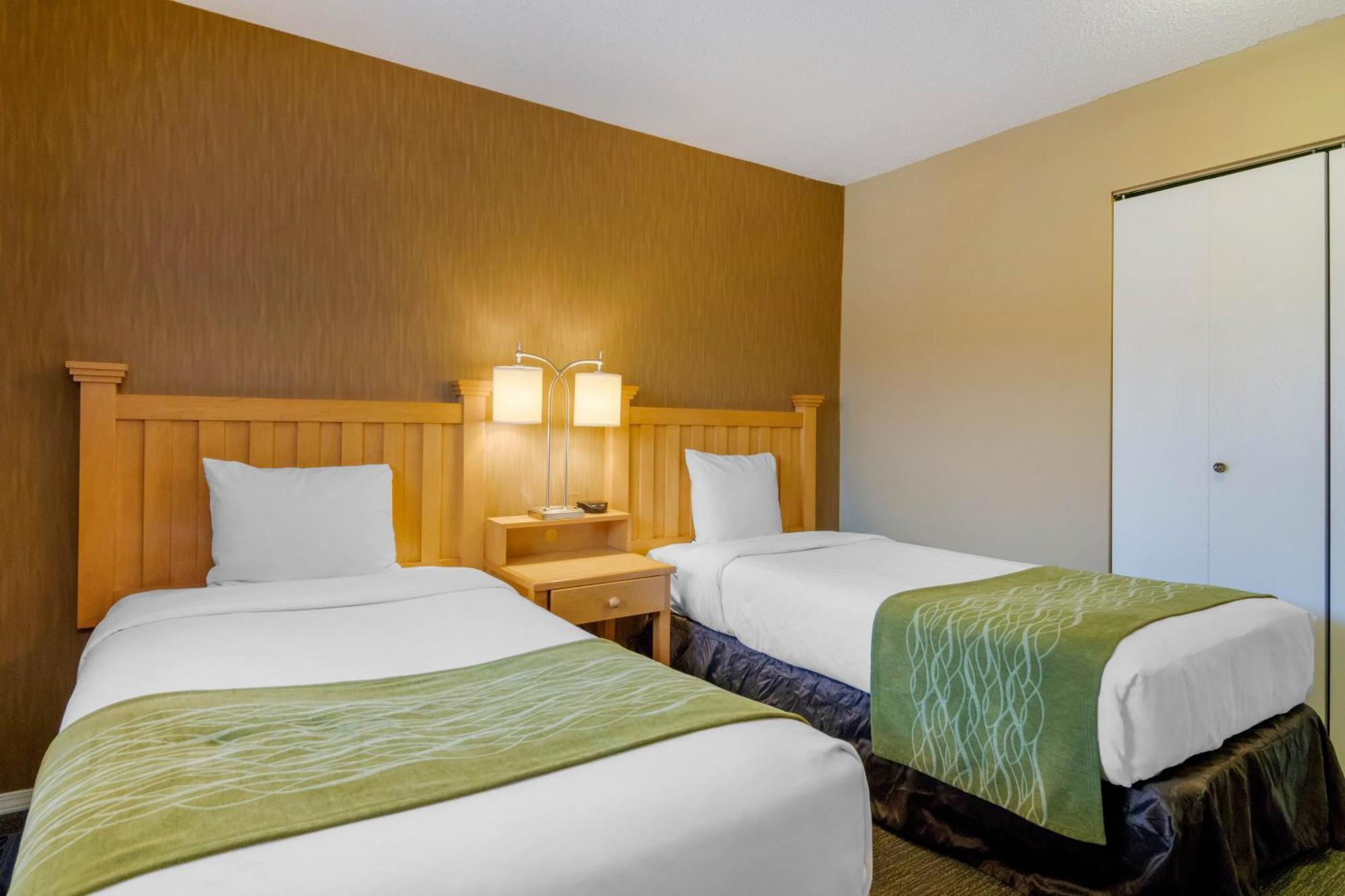 Econo Lodge Inn & Suites North Vancouver Bagian luar foto