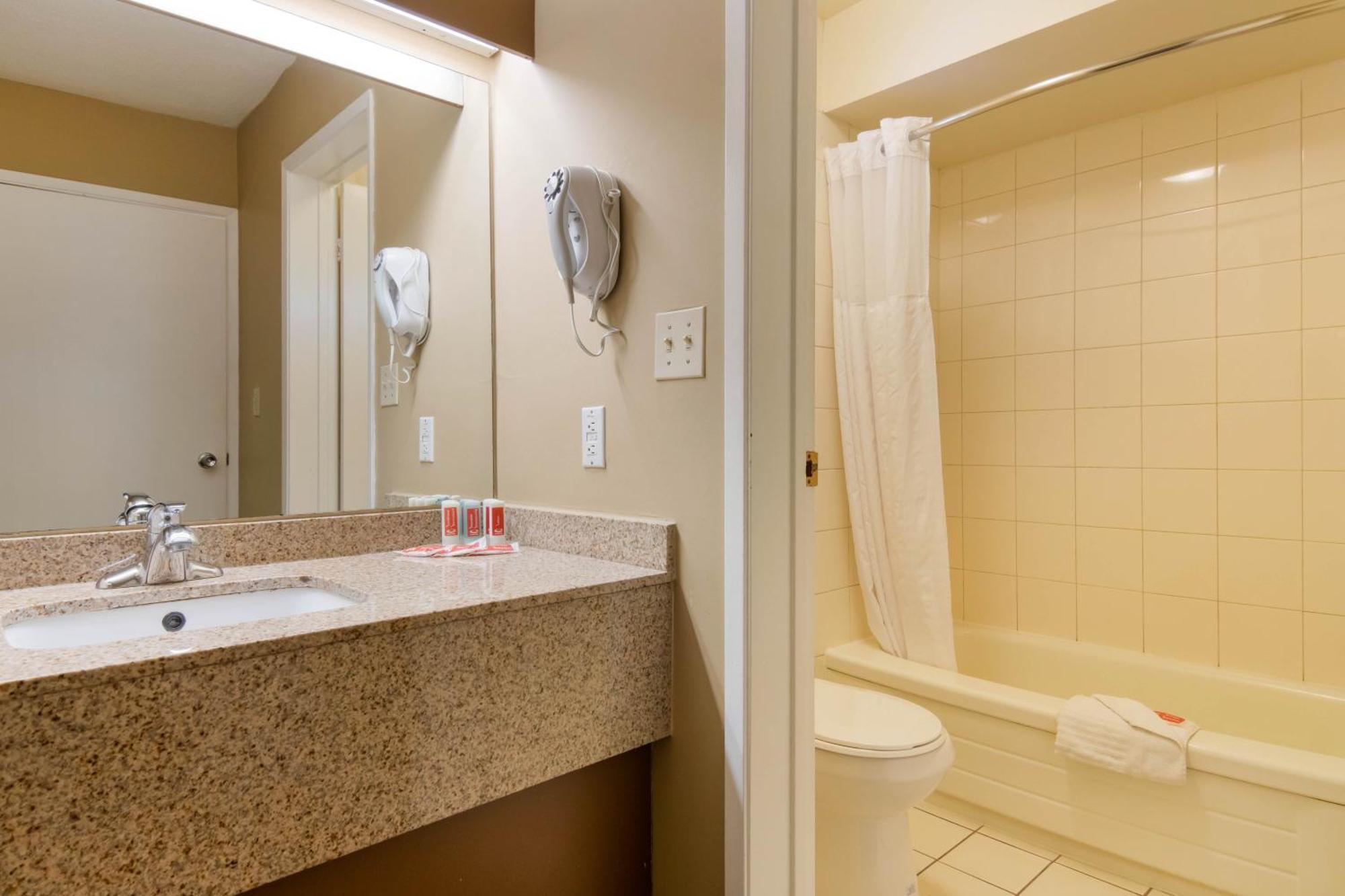 Econo Lodge Inn & Suites North Vancouver Bagian luar foto