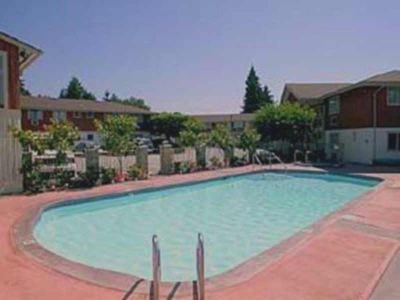 Econo Lodge Inn & Suites North Vancouver Bagian luar foto