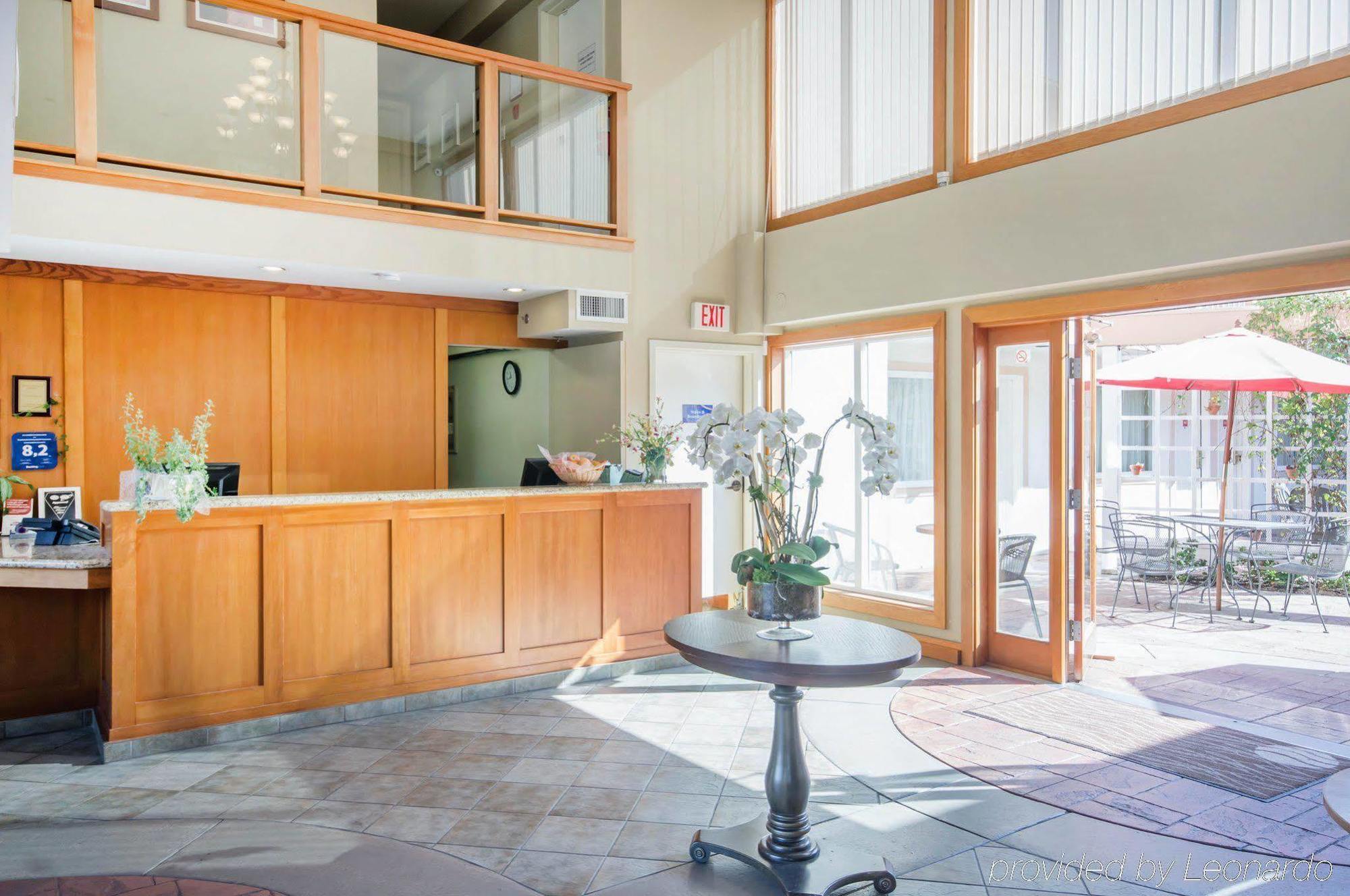 Econo Lodge Inn & Suites North Vancouver Bagian luar foto