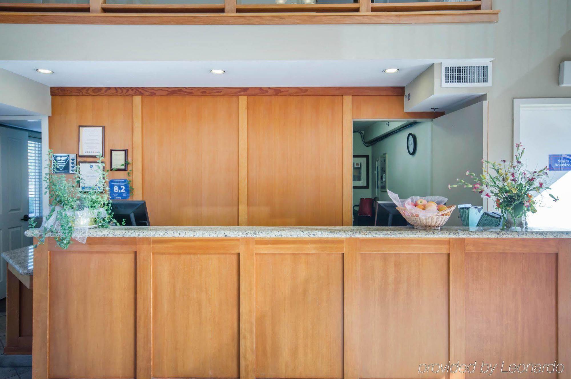 Econo Lodge Inn & Suites North Vancouver Bagian luar foto