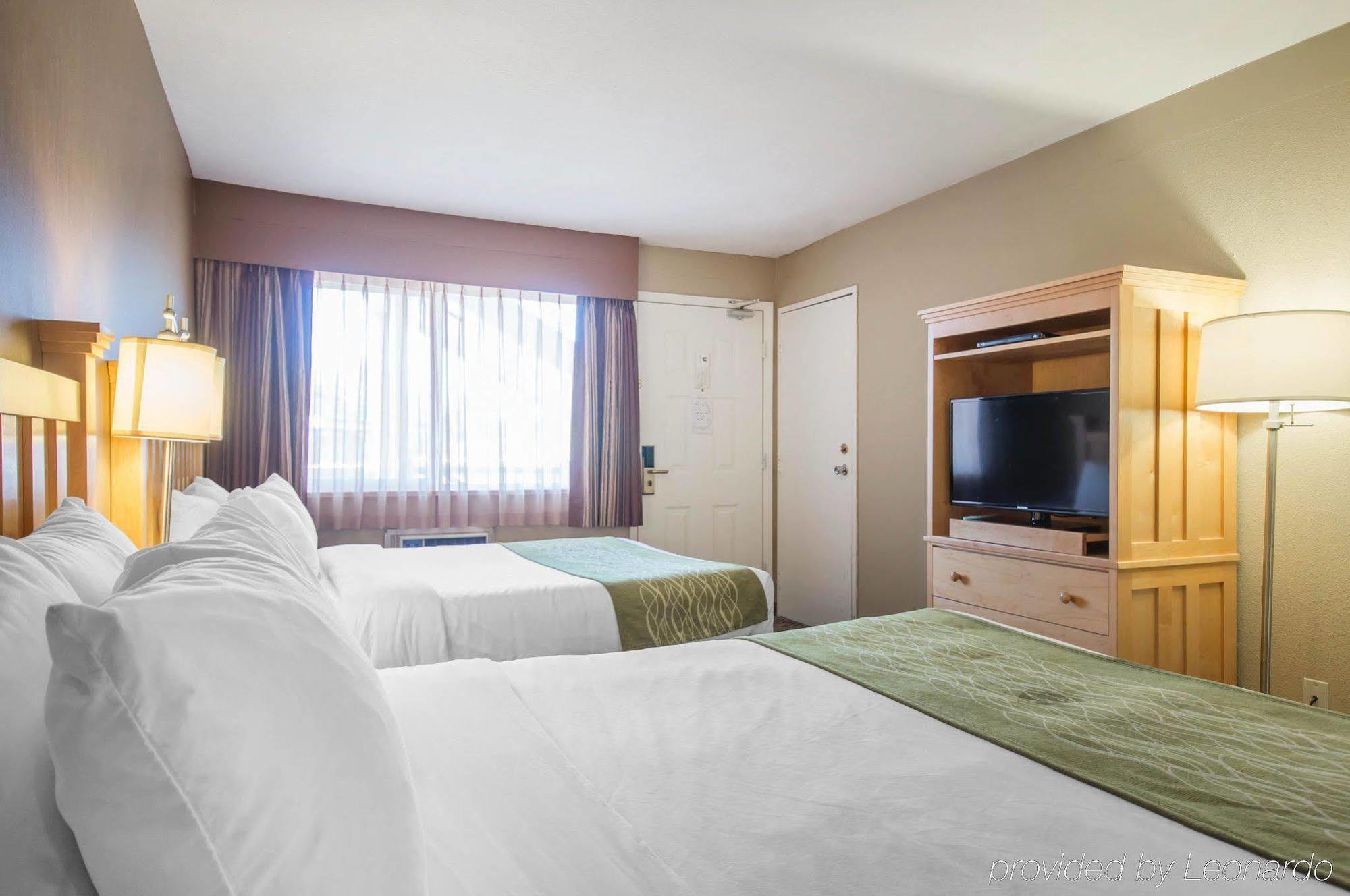 Econo Lodge Inn & Suites North Vancouver Bagian luar foto