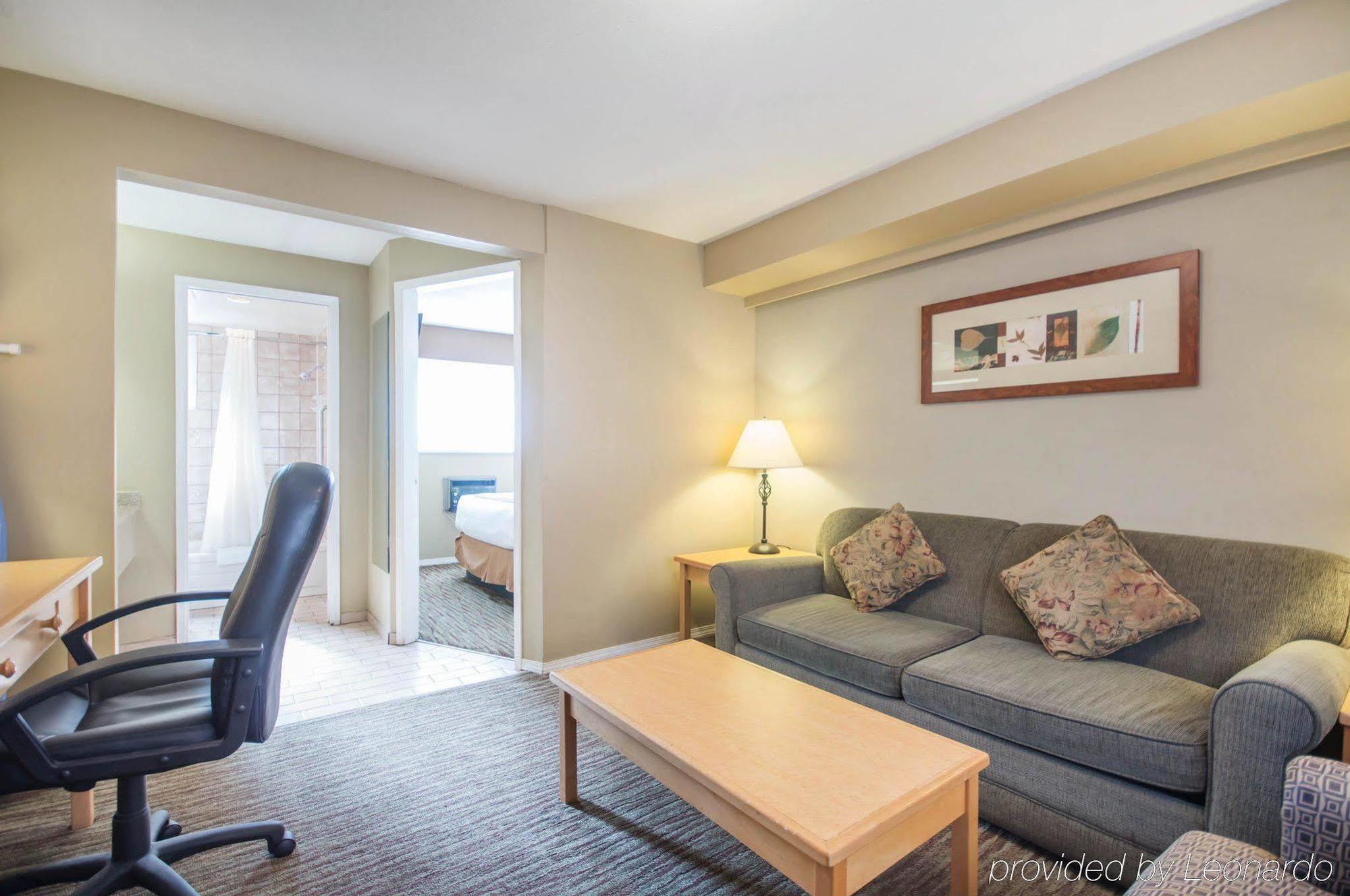 Econo Lodge Inn & Suites North Vancouver Bagian luar foto